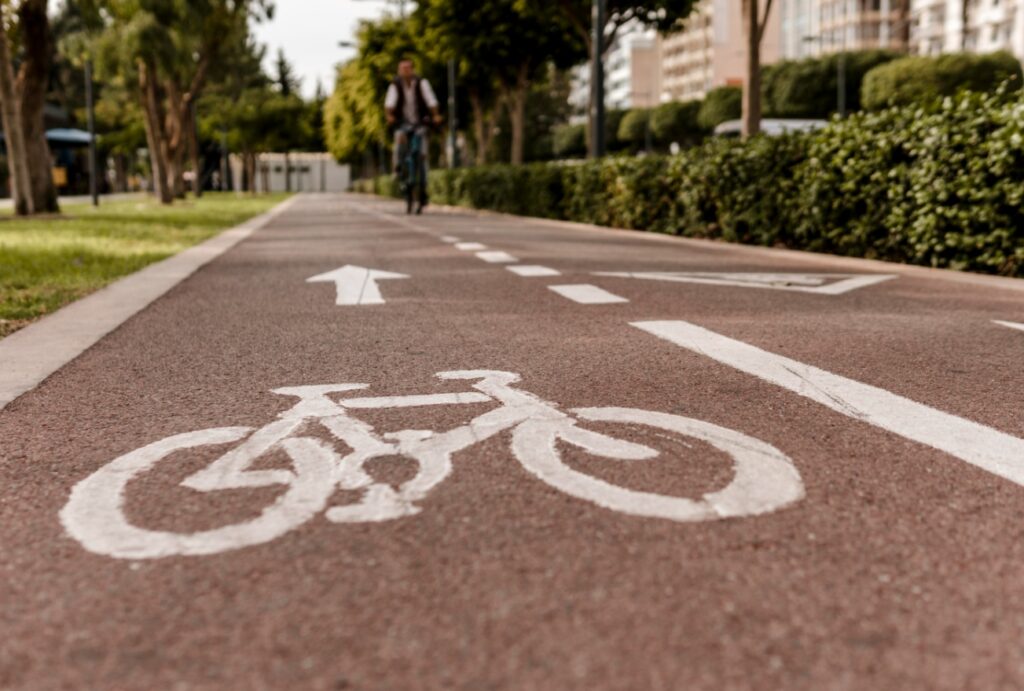 Rozpoczęcie prac remontowych na ulicy Broniewskiego: ułatwienia dla rowerzystów i pieszych