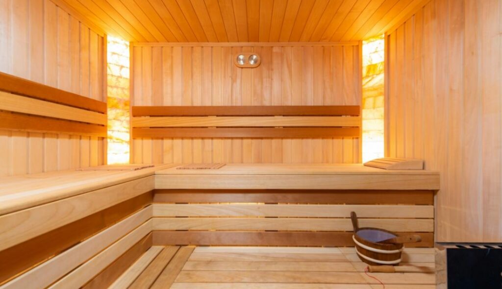 Relaks i regeneracja w miejskich saunach Warszawy dostępnych w dzielnicowych ośrodkach sportu