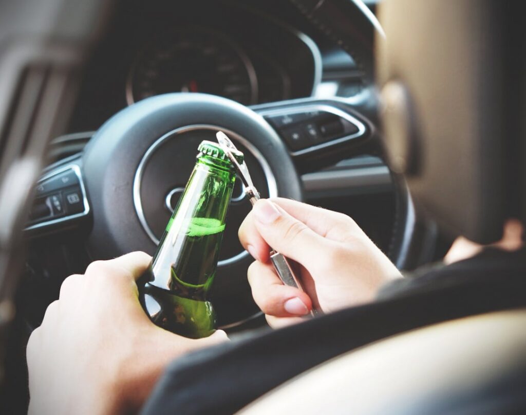 Młody kierowca, prowadzący pod wpływem alkoholu, nie zatrzymał się do kontroli i rozpoczął dziką pogoń