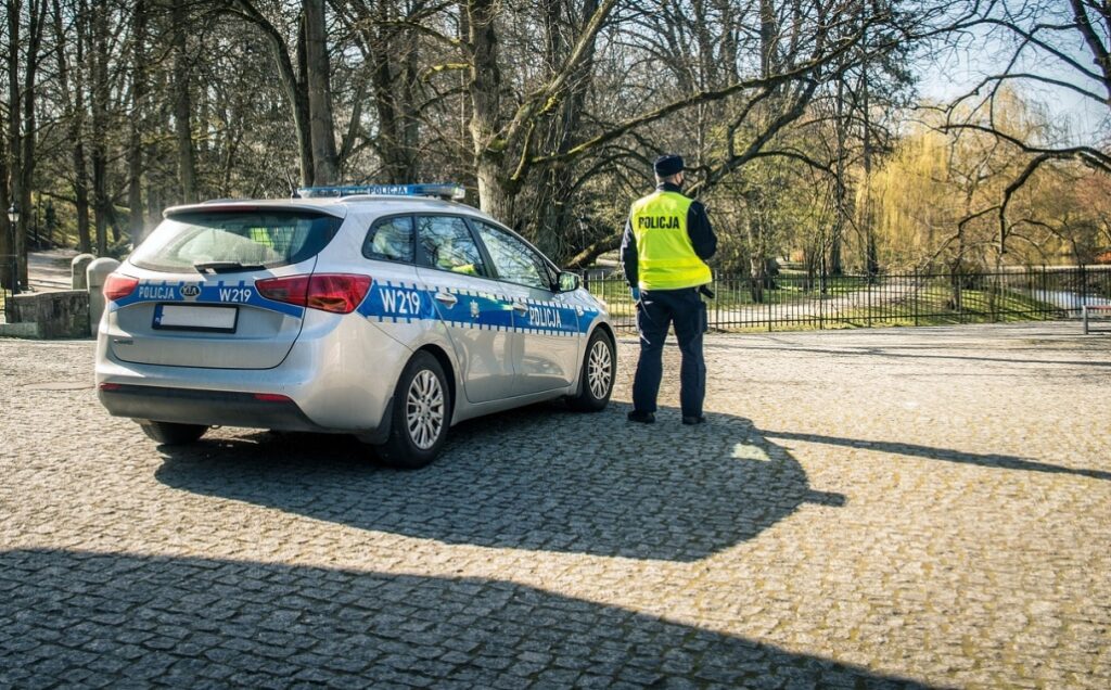 Funkcjonariusze policji z Serocka zatrzymali poszukiwanego kierowcę z zakazem prowadzenia pojazdów