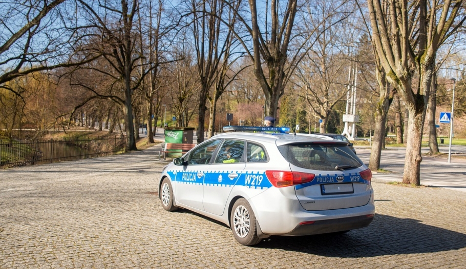 Grupa złodziei kradnąca koła z mercedesa warte 10 000 zł złapana przez policję