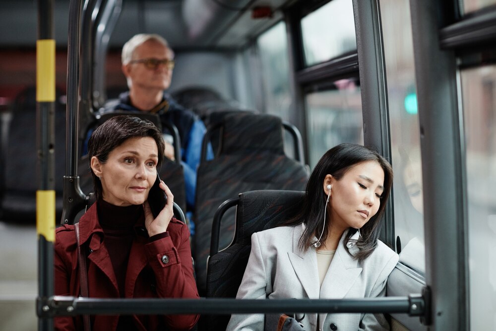 Warszawa inwestuje w bezpieczeństwo: przetarg na 120 autobusów do ewakuacji ludności